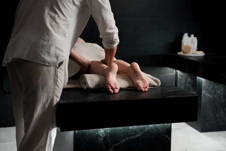 Masaje de pies en un entorno de spa, representando los beneficios del masaje terapéutico